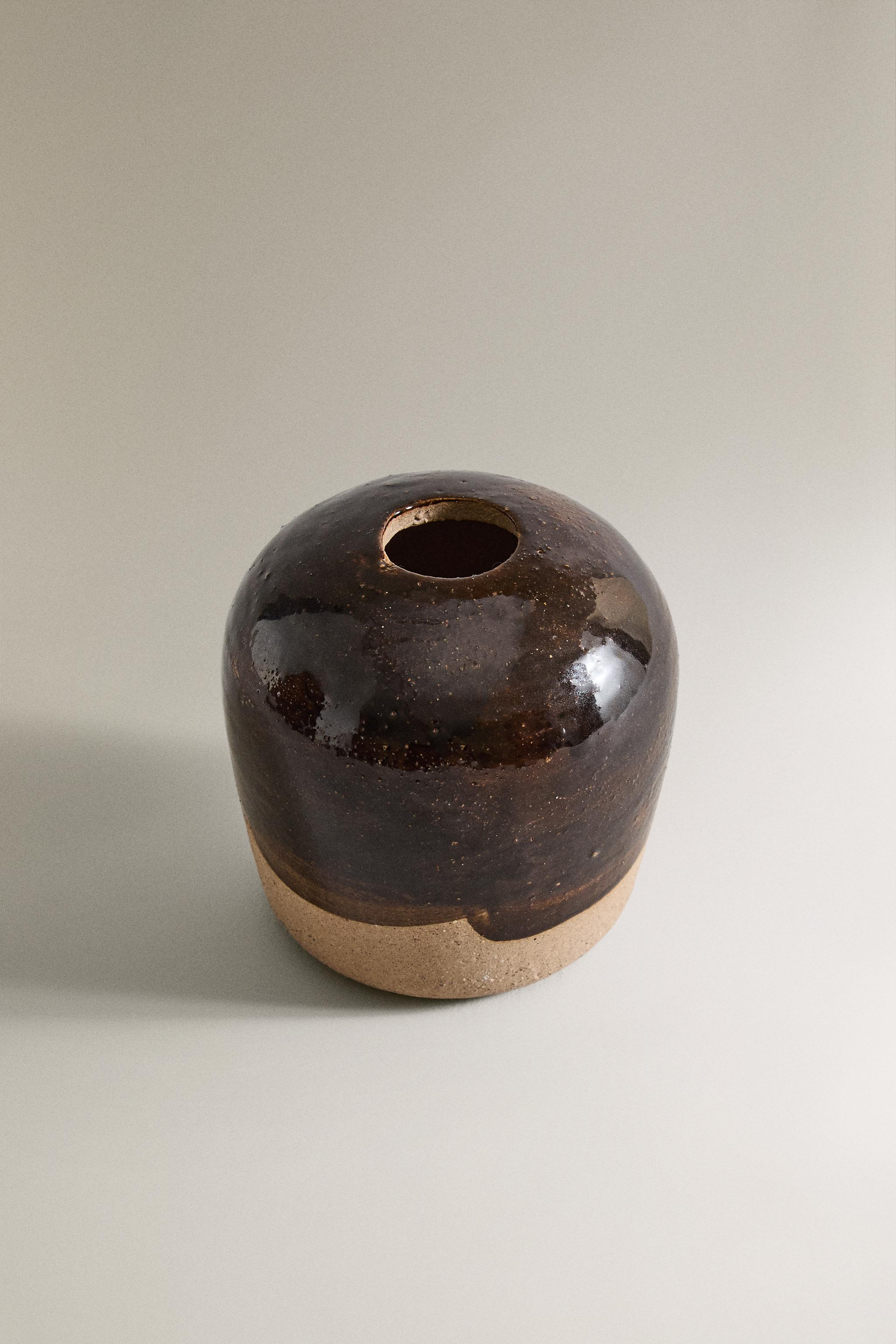 SMALL ROUND STONEWARE VASE
